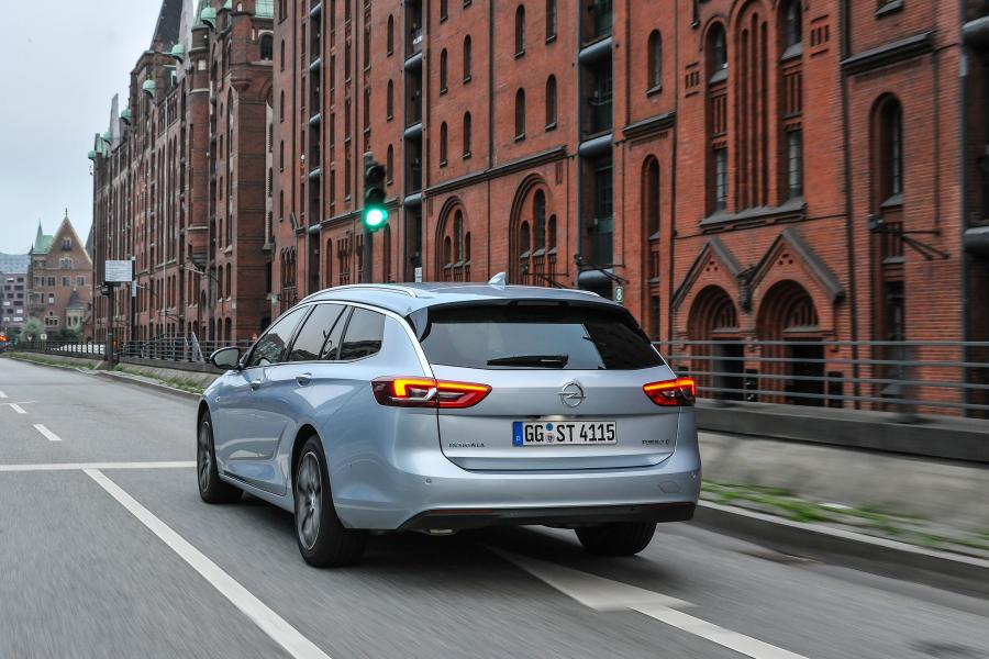  Opel Insignia Sports Tourer Turbo D 2017 года  (фото 10 из 40)